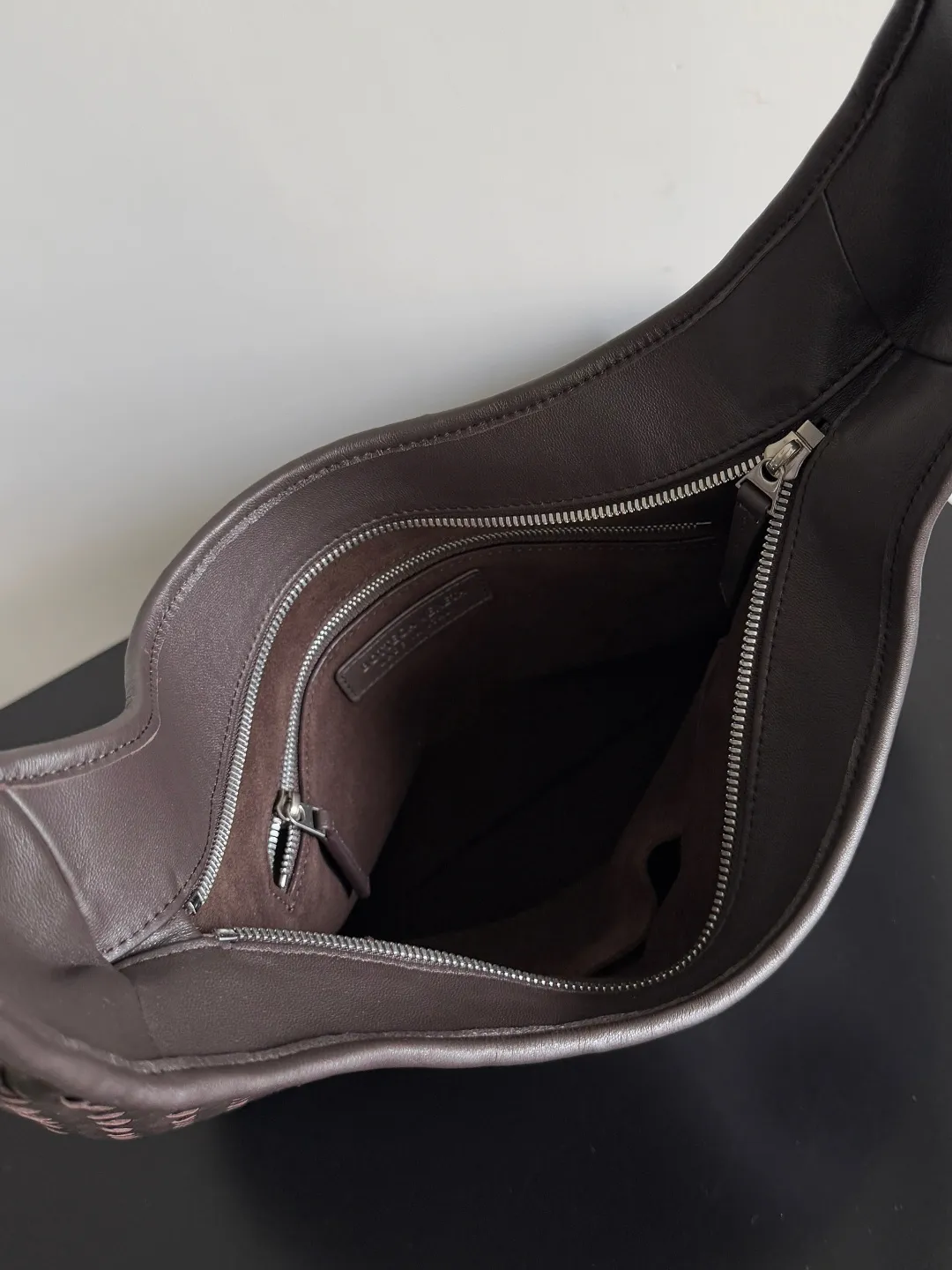 Batch 2480 BOTTEGA VENETA 2025 new men's medium Veneto crossbody bag is made of lambskin, elegantly extends to the strap, fits perfectly on the upper body, and the light and neat shape is suitable for all your choices for business, travel or daily life. Top zipper, interior two compartments, extra-large capacity. The classic Veneta shape has been redesigned and turned into a bag that can be worn cross-body, simple yet stylish. Although it is designed as a men’s bag, it is also very suitable for girls to carry! The back is so handsome🕶! More aura ~ The shoulder straps are reasonably designed, making it comfortable and stylish to carry cross-body. The bag has a practical capacity and can easily fit your daily needs~ Whether it is paired with casual wear for going out on the street or with formal wear for commuting, put it on and your fashion sense will rise in a straight line📈! Style number: 826877 Size: 38*24*2cm